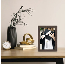 Dekorativer Fotorahmen aus Holz auf einem Tisch