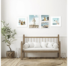 Wohnraum mit Holzbank, Zimmerpflanze und Bilderrahmen mit maritimen Motiven an der Wand