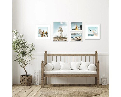 Wohnraum mit Holzbank, Zimmerpflanze und Wandbildern mit maritimen Motiven.