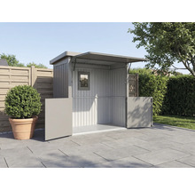 Gartenschrank aus Metall mit Fenster und geöffneten Türen auf einer Terrasse