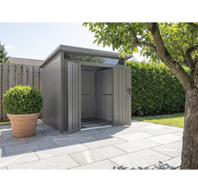 Gartenschrank aus Metall mit geöffneten Türen im Außenbereich