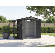 Gartenhaus mit geöffneten Türen und Regalen im Außenbereich