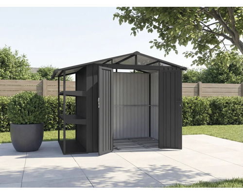 Gartenhaus mit geöffneten Türen und Regalen im Außenbereich