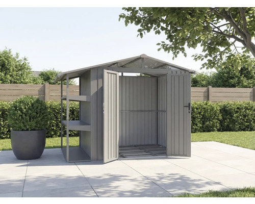 Geöffneter grauer Metallgeräteschuppen mit Regalen im Garten