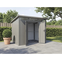 Gartenschrank aus Metall mit geöffneten Türen im Außenbereich