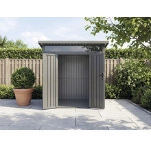 Metall Gerätehaus mit geöffneten Türen im Garten