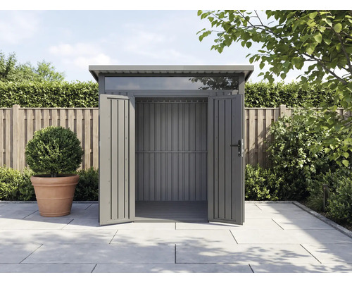 Metall Gerätehaus mit geöffneten Türen im Garten