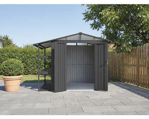 Geöffneter Geräteschuppen aus Metall mit Regalen im Garten