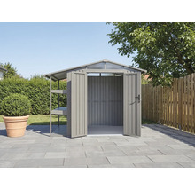 Geöffneter Geräteschuppen mit Regal auf gepflasterter Fläche