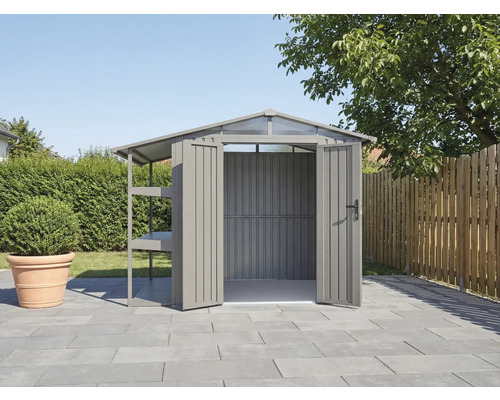 Geöffneter Geräteschuppen mit Regal auf gepflasterter Fläche