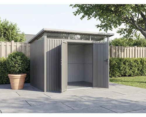 Metall Gerätehaus mit geöffneten Doppeltüren im Garten