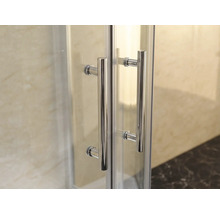 Detailansicht der Türgriffe einer Duschkabine