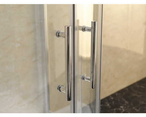 Detailansicht der Türgriffe einer Duschkabine