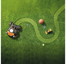 Draufsicht auf einen Rasen mit einem Rasenmähroboter, einem Basketball, einer Spielzeugmaschine, einer Gartenschere, einem Tennisball, einer Brille und Schlüsseln