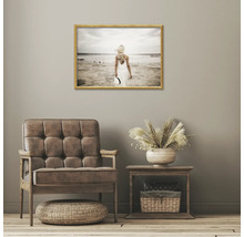 Dekorative Wohnzimmerszene mit Sessel, Beistelltisch und gerahmtem Bild