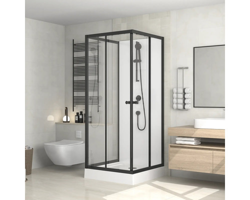 Badezimmer mit Duschkabine, Waschbecken, Spiegel und Toilette in hellem Design