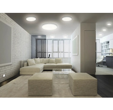 Wohnzimmer mit Deckenleuchten, Ecksofa und minimalistischem Design