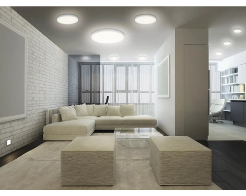 Wohnzimmer mit Deckenleuchten, Ecksofa und minimalistischem Design