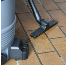 Nass-Trockensauger mit Bodendüse auf Fliesenboden