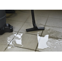 Nasssauger im Einsatz auf gefliestem Boden mit Wasser