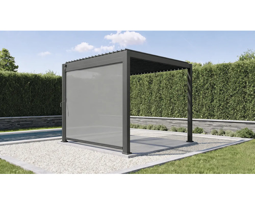 Moderne Pergola mit Seitenteil im Gartenbereich