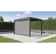 Pergola mit Seitenelement als Sonnenschutz im Garten