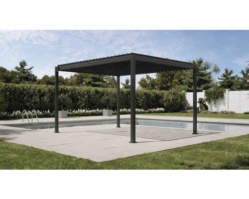 Quadratische Pergola auf einer Terrasse neben einem Swimmingpool