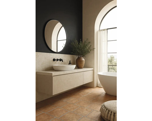 Helles Badezimmer mit Waschtisch, Spiegel und Badewanne.