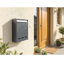 Anthrazitfarbener Briefkasten an einer Hauswand neben einer Haustür