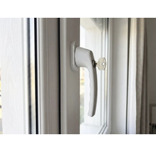 Fenster mit Fenstergriff und Schlüssel zur Fenstersicherung