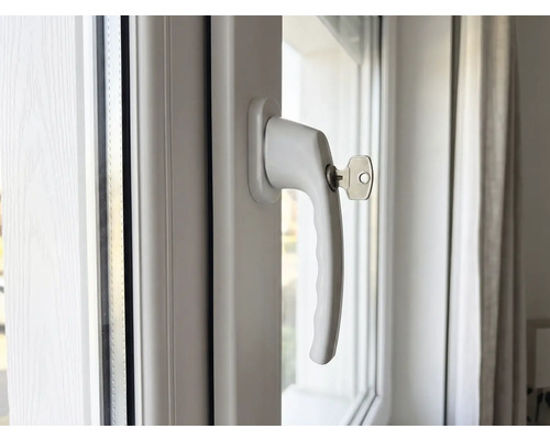 Fenster mit Fenstergriff und Schlüssel zur Fenstersicherung