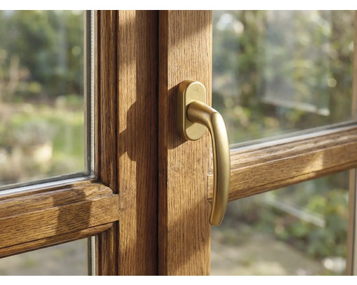 Nahaufnahme eines Holzfensters mit Fenstergriff