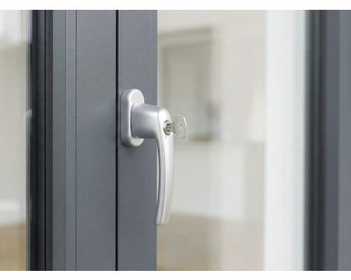 Fenster mit Fenstergriff und Schlüssel