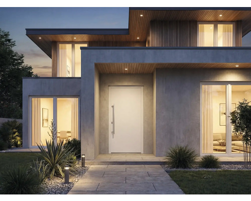 Modernes Haus mit Eingangstür, Fenstern und Gartenanlage