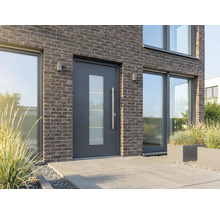 Modernes Haus mit Haustür mit Glaseinsatz, Backsteinfassade und großen Fenstern