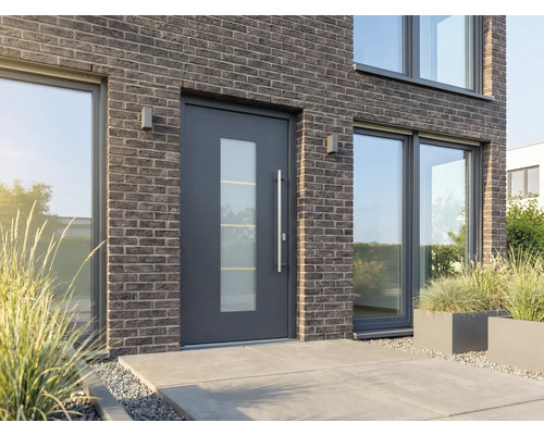 Modernes Haus mit Haustür mit Glaseinsatz, Backsteinfassade und großen Fenstern