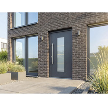 Moderne Haustür mit Glaseinsatz in einem Backsteinhaus