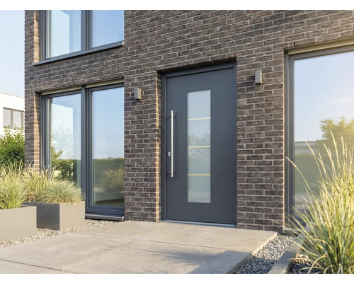 Moderne Haustür mit Glaseinsatz in einem Backsteinhaus