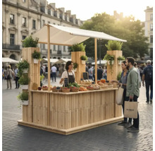 Marktstand aus Holz mit Gemüse und Kräutern auf einem öffentlichen Platz