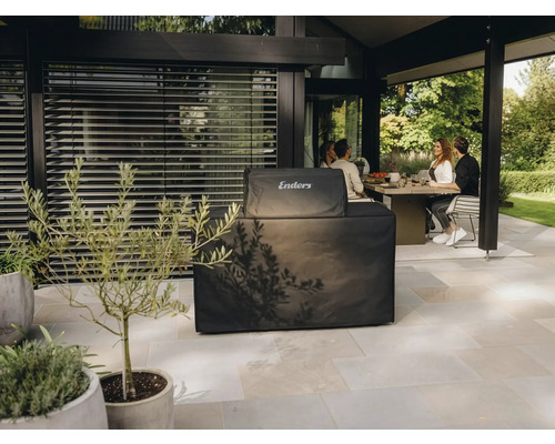 Überdachte Terrasse mit Enders Grill unter Abdeckung und sitzenden Personen