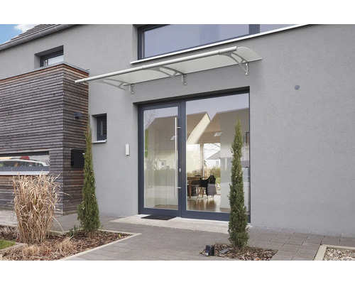 Haustür mit Vordach an einem modernen Wohnhaus