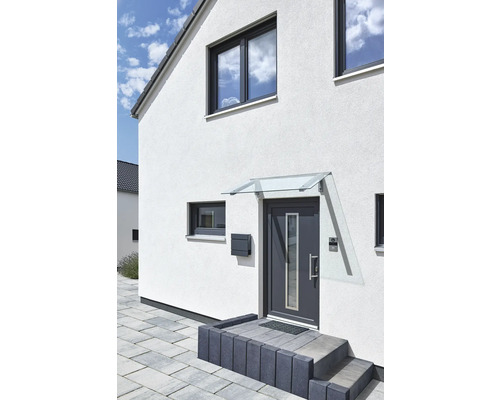 Fassade eines Hauses mit Haustür, Briefkasten und Vordach