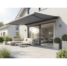 Terrasse mit ausgefahrener Markise, Gartenmöbeln und Bepflanzung