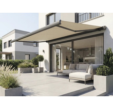 Ausgefahrene Gelenkarmmarkise an einer Hauswand über einer Terrasse mit Gartenmöbeln.