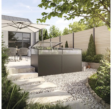 Hochbeet mit transparentem Deckel im Garten