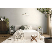 Helles, organisiertes Schlafzimmer mit Bett, weißer Pendelleuchte, Holzmöbeln und Zimmerpflanzen. Verwendung von natürlichen Textilien und Holz.