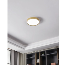 Deckenleuchte mit Holzrahmen in einem Wohnraum