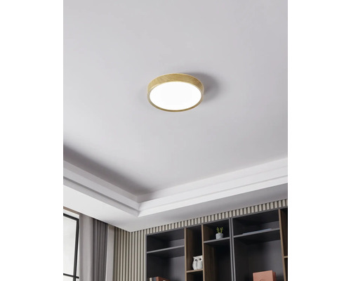 Deckenleuchte mit Holzrahmen in einem Wohnraum