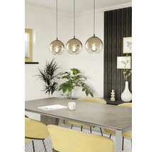 Esstisch mit Pendelleuchte mit drei Leuchten und Glaskugelschirmen