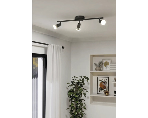 Decke mit drei Strahlern zur Raumbeleuchtung